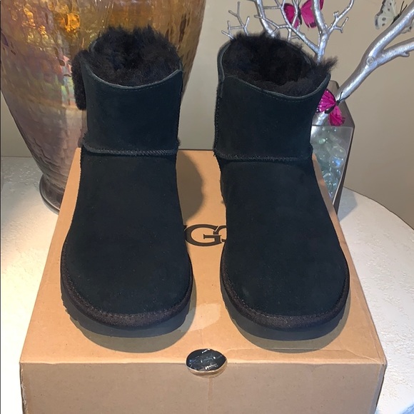 •SOLD• UGG Black Mini Bailey Fluff Buckle - Picture 3 of 11